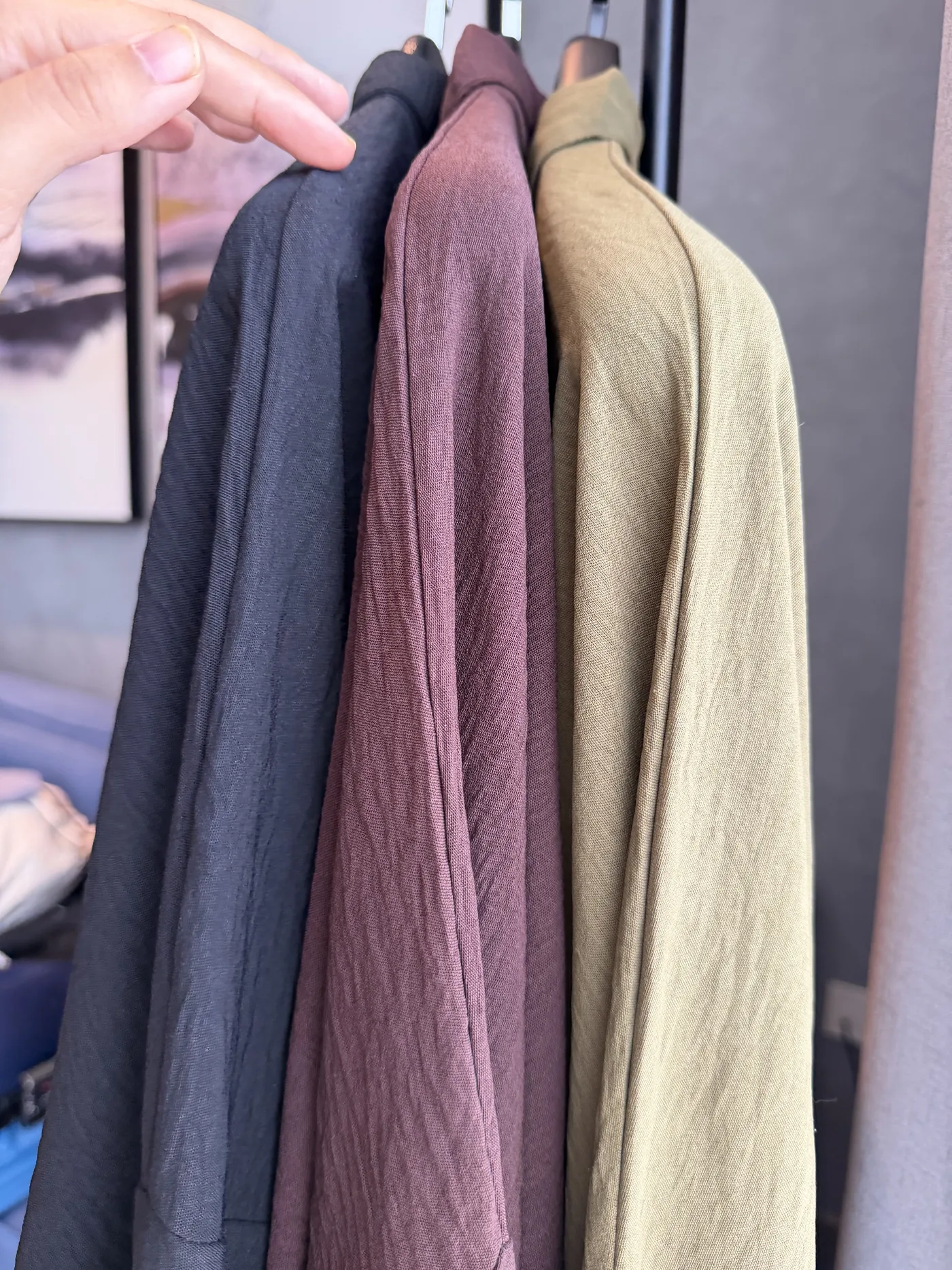 Madeens effen crinkle-items in meerdere kleuren aan een kledingrek