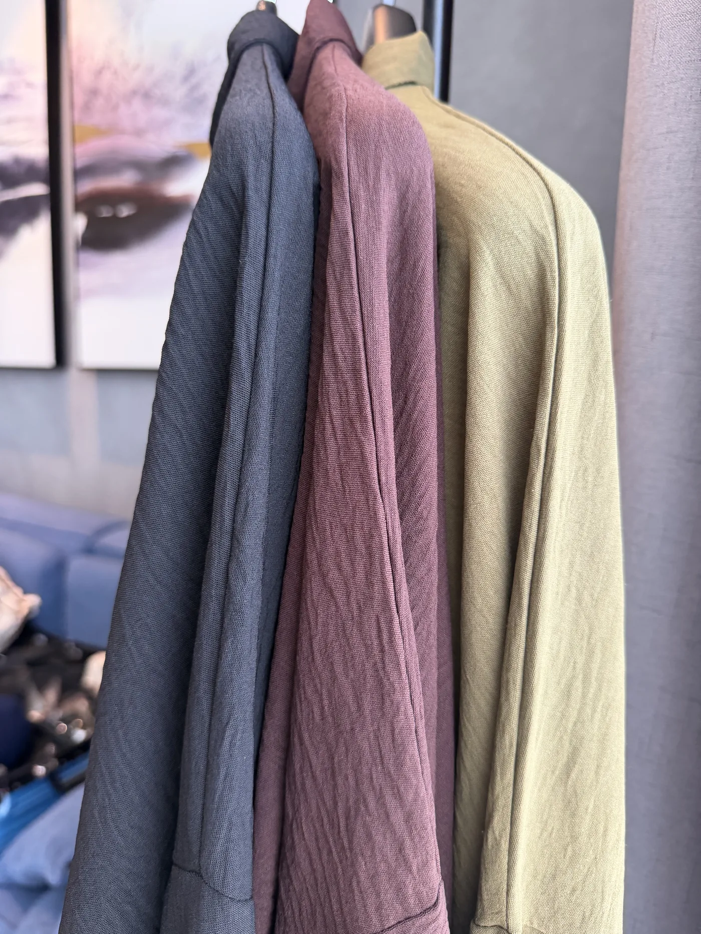 Madeens effen crinkle-items in meerdere kleuren aan een kledingrek, foto 2