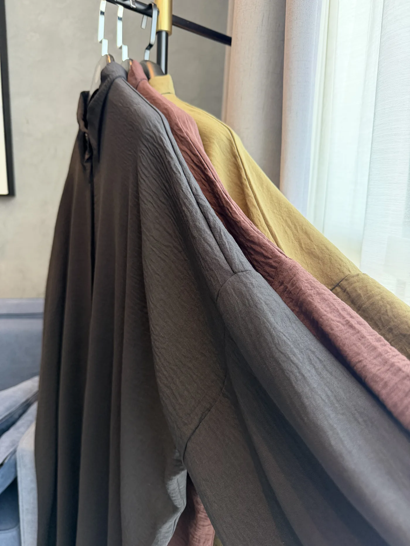 Madeens effen crinkle-items in meerdere kleuren aan een kledingrek, foto 3