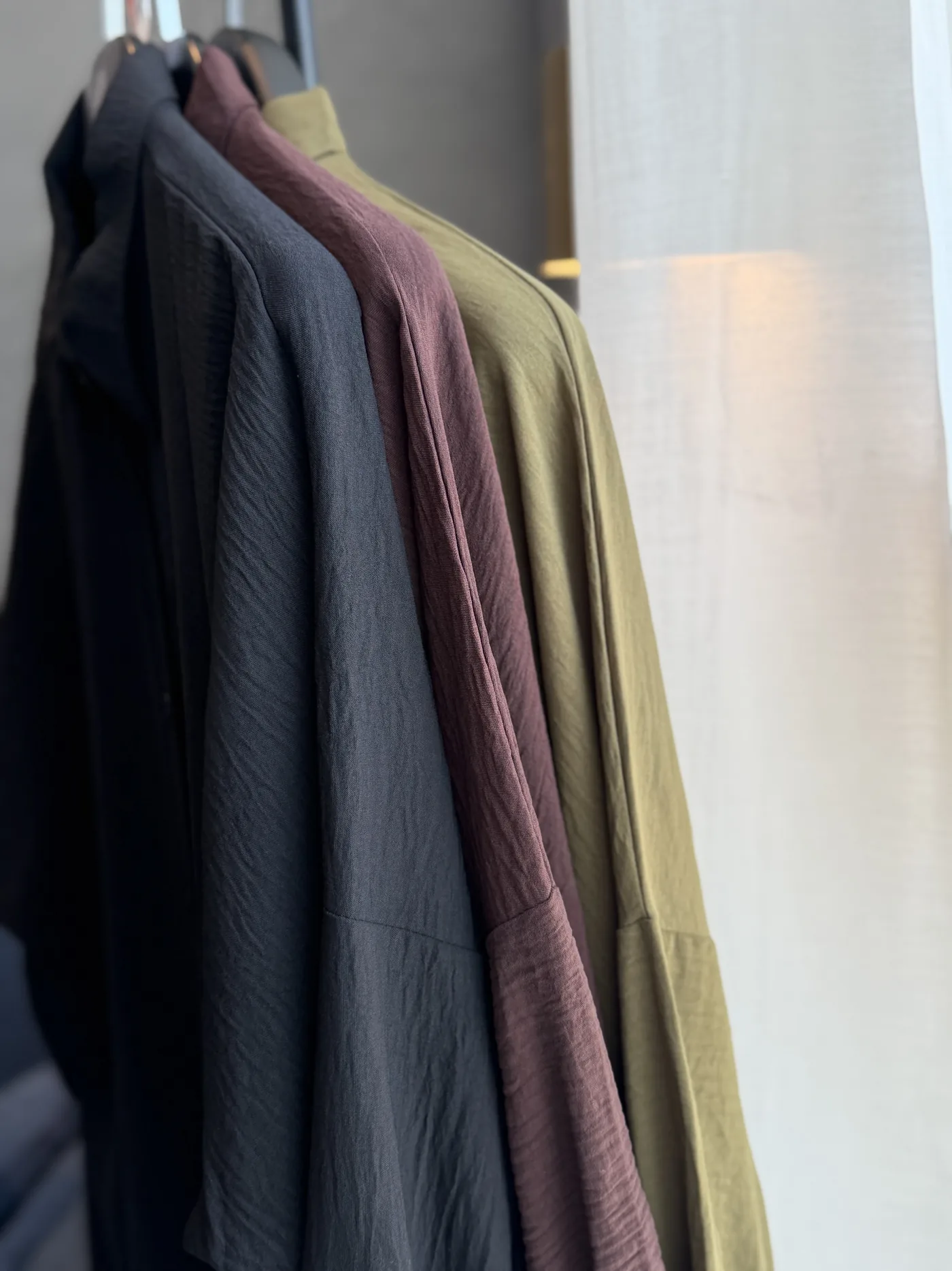 Madeens effen crinkle-items in meerdere kleuren aan een kledingrek, foto 4