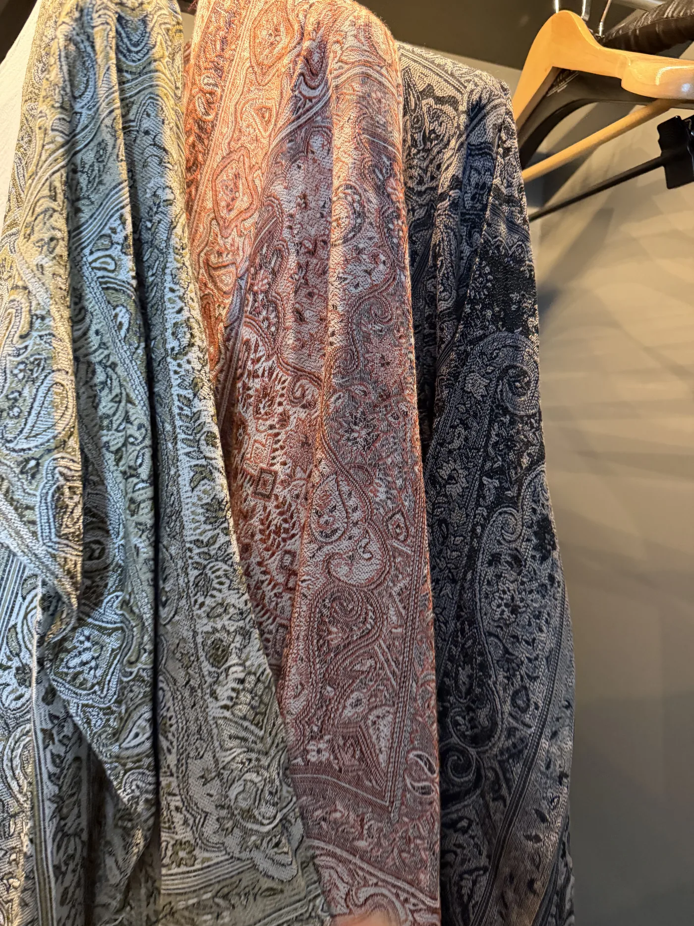 Madeens paisley kimono-abaya aan een kledingrek