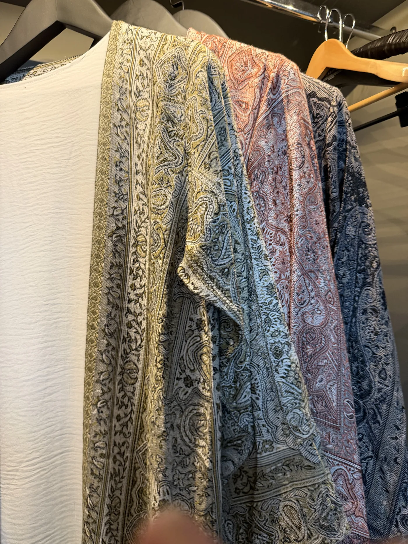 Madeens paisley kimono-abaya aan een kledingrek, foto 2