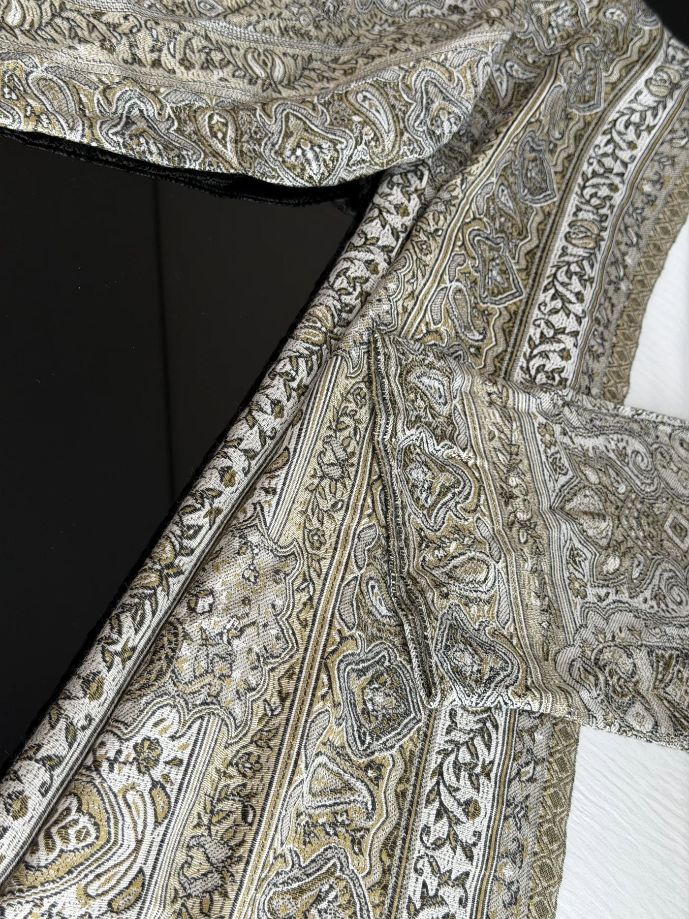 Madeens paisley kimono-abaya aan een kledingrek, foto 4